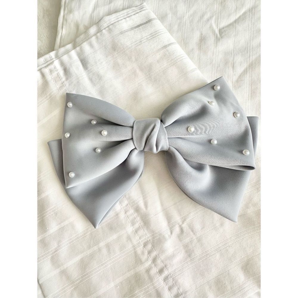 Light grey bow with delicate pearl embellishment NWOTS